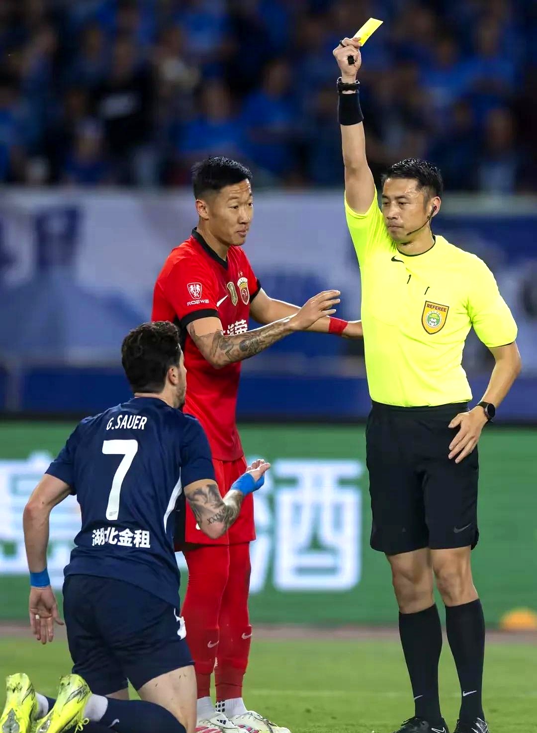 包含荷甲集结日再迎强敌，上海久事再遭质疑，主帅态度：管理层满意，轮换策略成焦点的词条