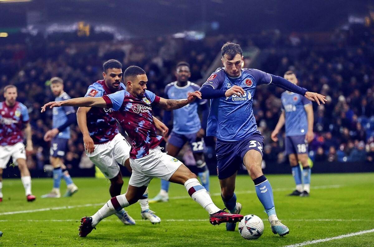 开云APP太狠了！瓦伦西亚防线松动备战社区盾足总杯加时末段走向成谜，曼城迎来里程碑备战法国杯的简单介绍